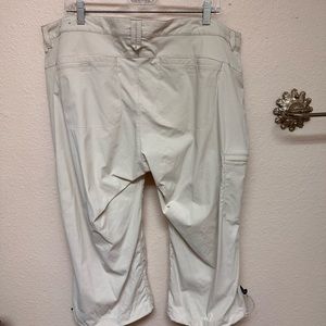Eddie Bauer Travex cropped cargo pants. Khaki. Size 18